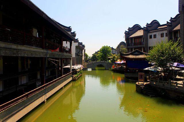 空间悬疑短剧《迷屋重重》:未婚妻突然失踪,线索直指神秘破旧筒子楼?